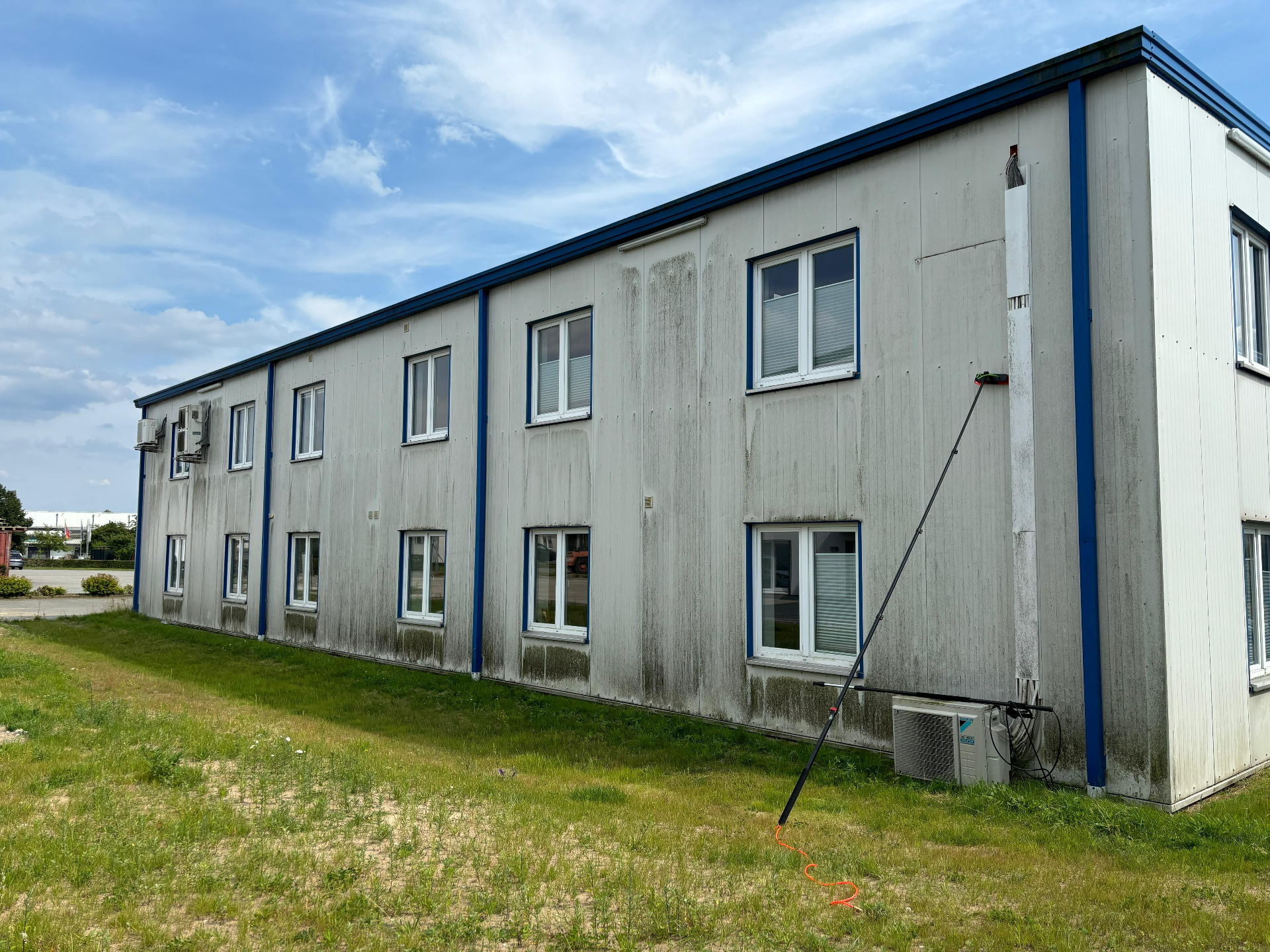 Fassade Großobjekt vor der Reinigung