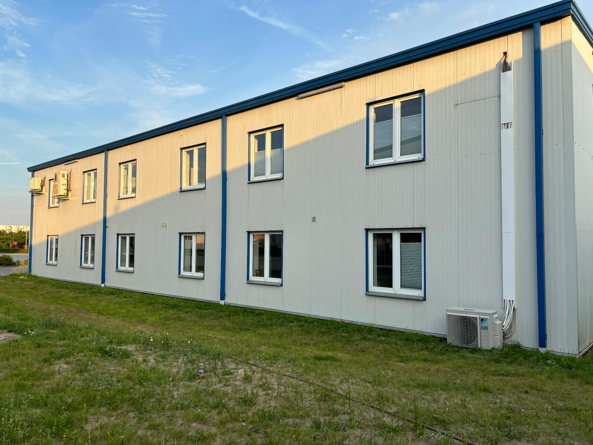Gewerbegebäude Fassade — Außenansicht